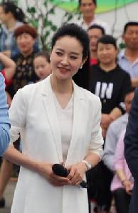 孫佳[海政文工團獨唱演員]