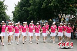 中國觀音故里形象代言部分候選人合影，這些人當中，誰更符合“文化美女”的標準，誰就能勝選。