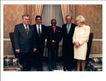 威廉斯（右五）和聯合國秘書長（左一）合影