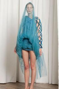 由設計師Maison Martin Margiela設計的藍色夢幻紗裙