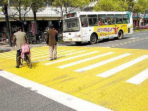 （圖）杭州黃白相間的斑馬線