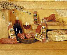 義大利薩利米肉腸與麵包、葡萄酒
