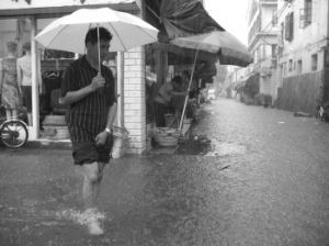 （圖）暴雨中的行人