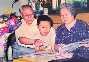 辛文生前與家人在一起