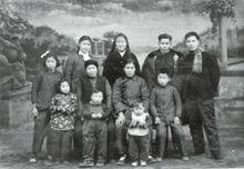 青年張昌余（後排右一）和家人