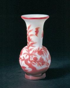 清乾隆白套紅玻璃桃蝠紋瓶 清乾隆白套紅玻璃桃蝠紋瓶