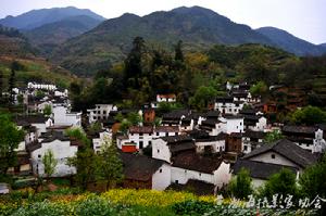 天藍,山明,黑瓦,白牆。