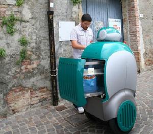 智慧型機器人清潔工在義大利的一個小鎮上收垃圾