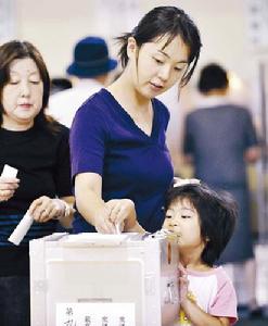 日本選民在投票站投票