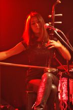 民樂伴唱：張曉