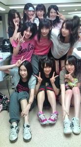 紫帆里與成員在一起