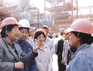 原化工部部長顧秀蓮（左一）到化工企業調研
