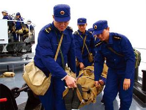 （圖）身著作訓服進行救援演練的海軍官兵