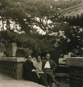 1961年5月8日郭沫若與夫人等在樹下合影