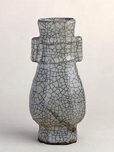 宋哥窯八方貫耳扁瓶 宋哥窯八方貫耳扁瓶