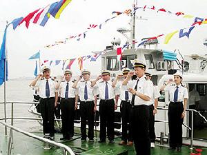 長江江蘇段，海巡艇懸掛滿旗、鳴笛慶祝我國首屆航海日暨世界海事日
