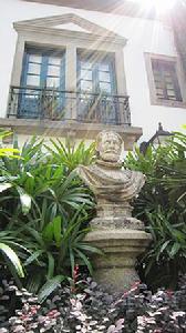 位於花園內的賈梅士半身石像