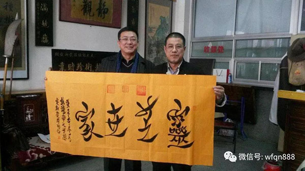 他是乾隆七世孫,長得像溥儀,保留皇帝扳指,還曾率族人關外祭祖