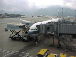（圖）停泊在香港國際機場的國泰航空客機