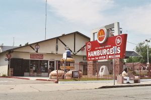位於加州聖博納迪諾、由麥當勞兄弟所開設的麥當勞創始店舊址，目前是一間由當地的餐廳業者所開設的66號公路（Route 66）紀念博物館。