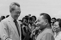 鄧小平首次出訪新加坡，李光耀在機場歡迎