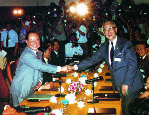 1993年4月汪辜會談前汪道涵與辜振甫握手