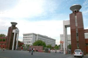  新疆大學 -校門