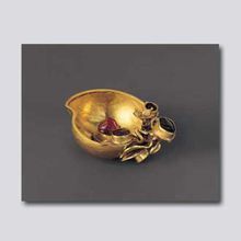 嵌寶石桃形金杯 