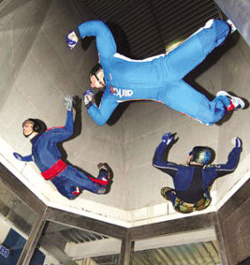 格里爾斯與兩名隊友在空中“懸浮”。