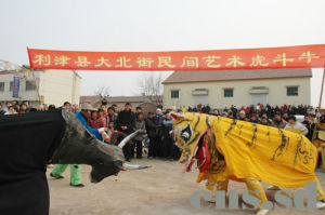 圖為村民們正在表演傳統民間舞蹈“虎鬥牛”