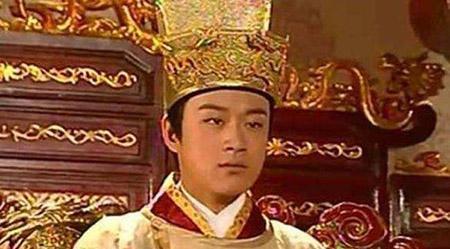 皇帝請群臣釣魚某官員卻吃光魚餌 皇帝說:此人是奸詐之徒