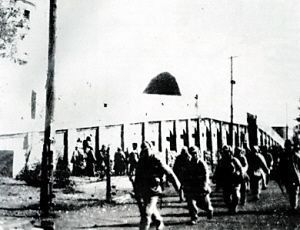 在解放石家莊的戰役中，我軍在炮火中向大石橋推進