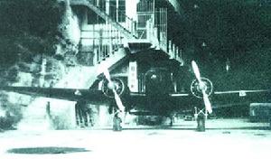 在工廠大門外的“中運一”式運輸機