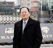 法學教授高文彬在上海海運學院（今上海海事大學）校門前