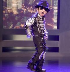 四歲“袖珍傑克遜”