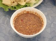 把適量的辣椒麵和芝麻、五香粉放入碗中澆上一勺熱油，這樣辣椒油就做好了。