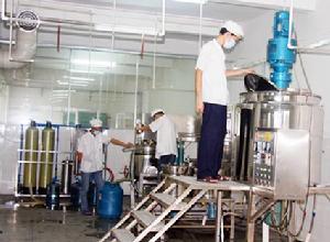 繁忙的化妝品生產車間