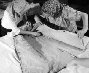 女滿德里在修補卡姆里棉衣