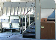 （圖）波音747-100和-200型的樓梯是採用螺鏇型設計