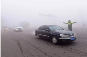 2017年01月03日河北省石家莊新樂市交警正在大霧中指揮交通