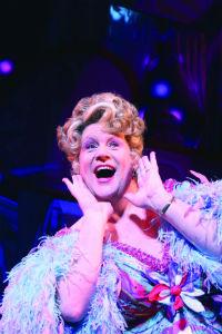 飾演髮膠星夢中Edna Turnblad