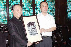 （圖）現任新黨主席、亞洲醫藥網董事長郁慕明。