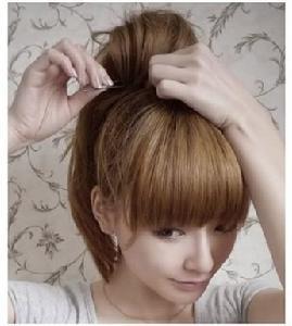 6.用卡子在靠近剛才紮好的皮筋附近,固定