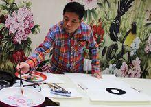 畫家邱漢橋作畫