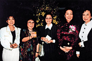 （圖）張露（左二）與顧媚（左一）、潘迪華（右一）及靜婷（右二）幾名歌后碰面，緬懷美好時光。