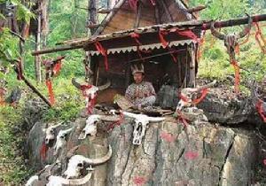 巴族法師在做祭祀