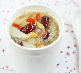 銀耳紅棗燉雪梨 銀耳紅棗燉雪梨