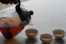 制何首烏飲片浸泡出的湯色