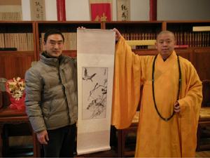 中佛協副會長純一長老欣賞宣紙刺繡藝術品