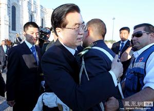 胡錦濤兩次擁抱受傷騎兵